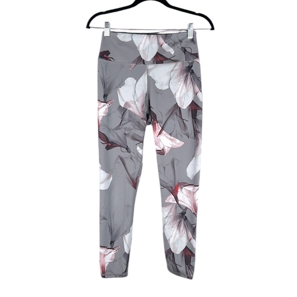 Fabletics Gray Floral Athletic Yoga Cropped Workout Leggings Size Small - Picture 1 of 6